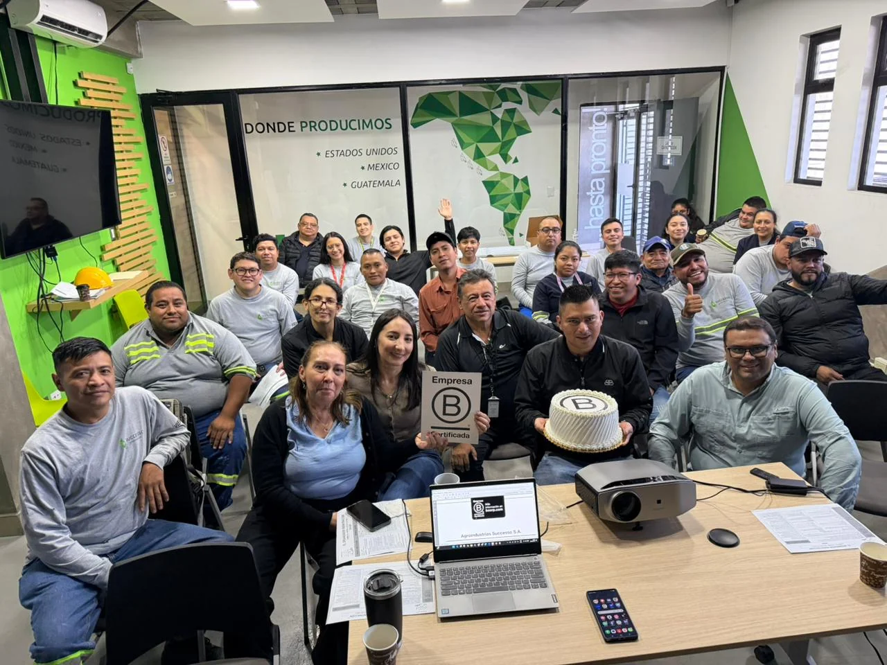Equipo Successo reunido celebrando su compromiso como Empresa B